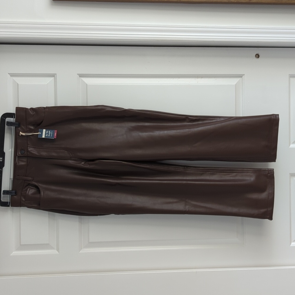 NWT A&F 90s straight faux leather pants (Short)